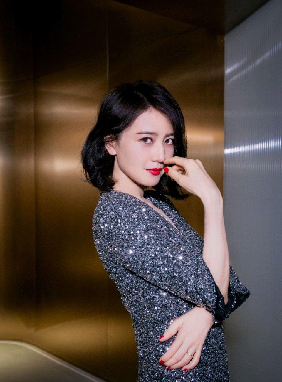 高圆圆时尚品味真了不得一袭v领亮片连衣裙优雅高级精致时髦