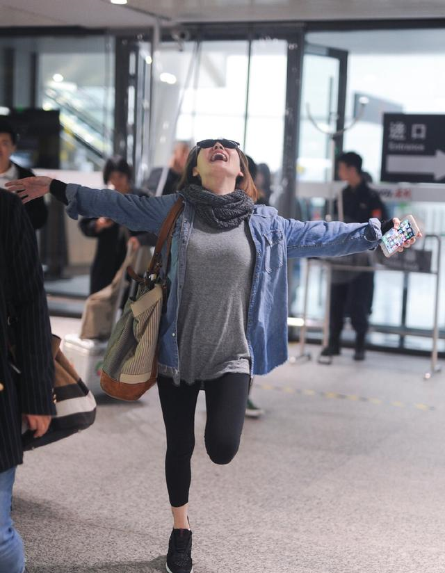 41岁小S走少女路线，针织衫配牛仔短裙，一点不像3个孩子的妈休闲区蓝鸢梦想 - Www.slyday.coM