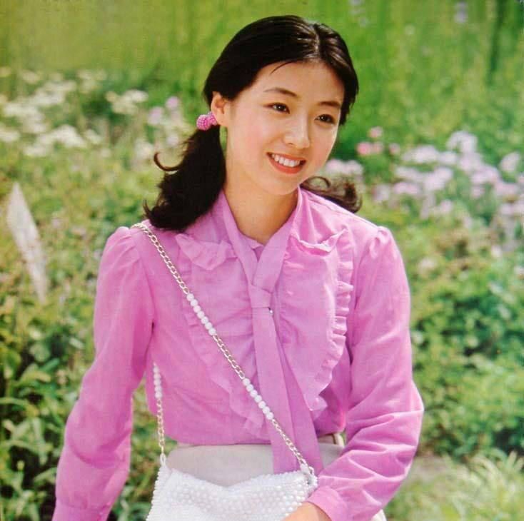 1 / 17 不知道大家还记不记得八十年代的演员殷新,她恬淡温柔,清新