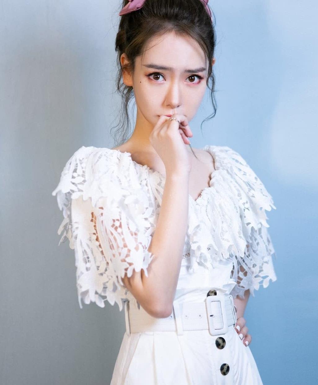 戚薇身穿白色连衣裙搭配蝴蝶结看着好看最美辣妈当属是她