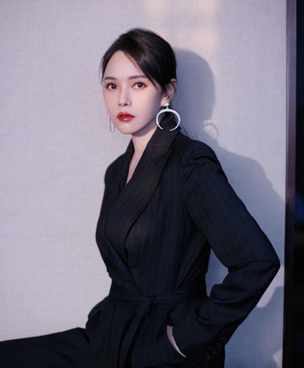 伊能静真厉害穿连体西装裤配低马尾高级精致52岁像25岁