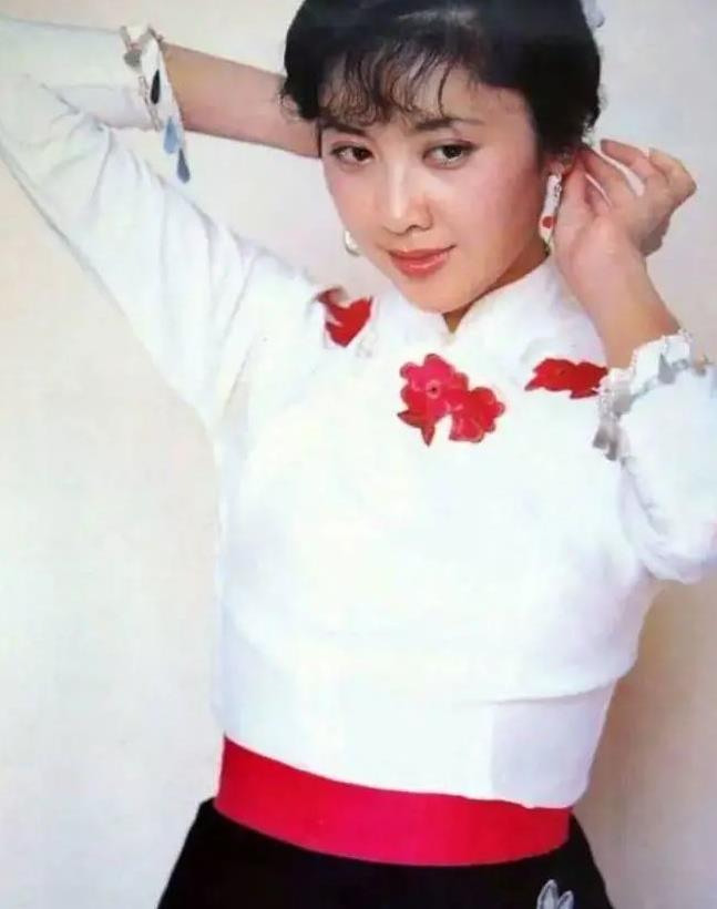 “女儿国国王”朱琳韵味犹存，穿简约套装精神好，看不出快七十岁