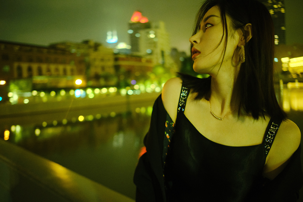 张天爱分享街头港风大片 暮色渐浓卷进温柔夜色