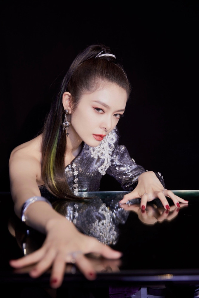 美女明星火箭少女傅菁亮片露肩裙魅力写真