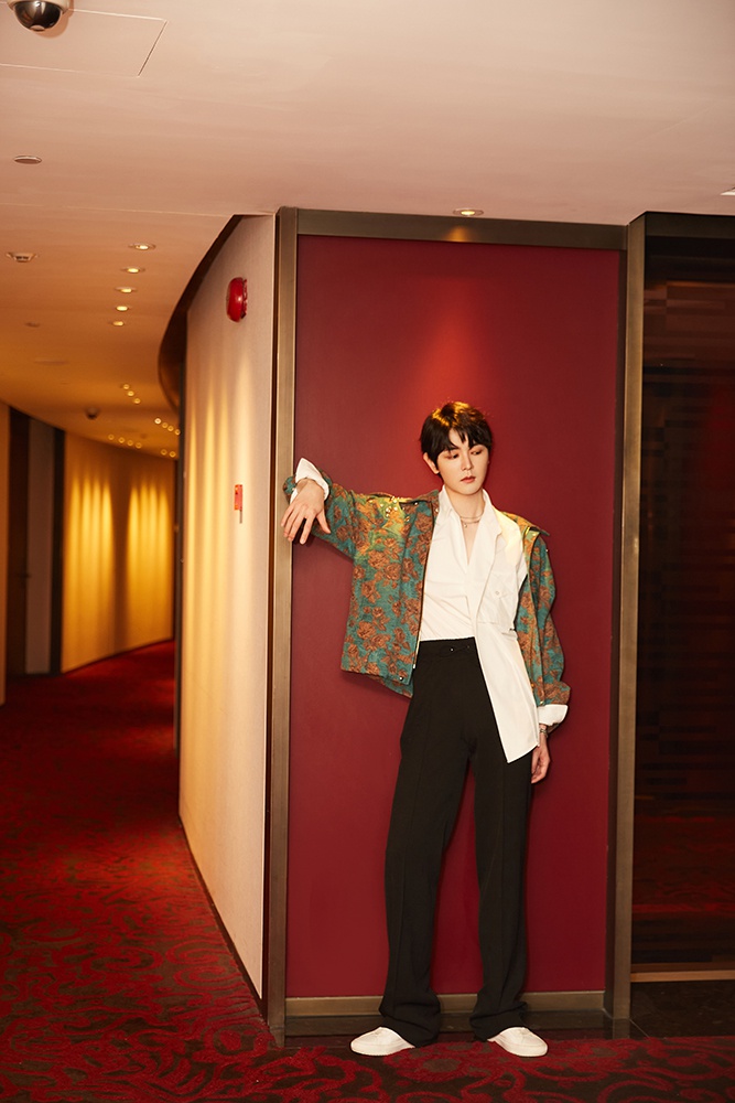 戴景耀亮相上海时装周复古暗花刺绣外套尽显贵公子风范