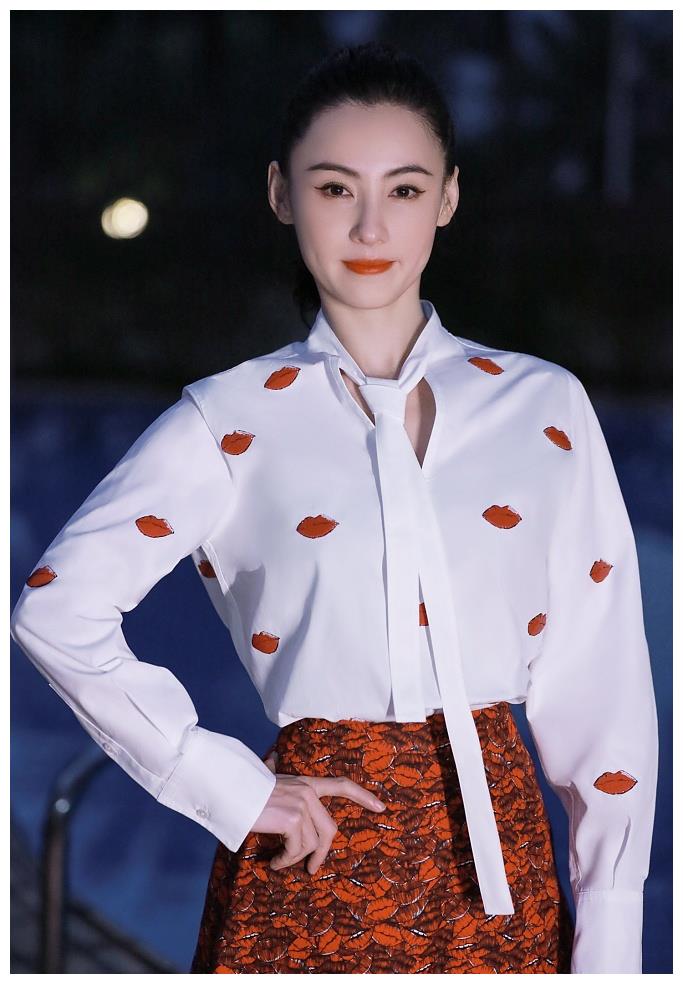 张柏芝美艳制服照图片(张柏芝美艳制服照)