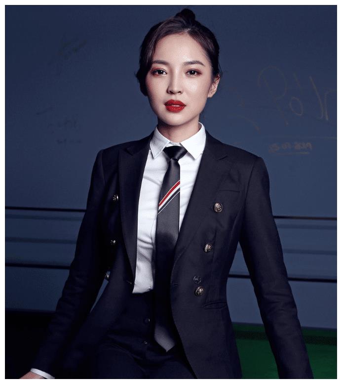 最美台球裁判晒美照却自我调侃是非主流网友点评太美了