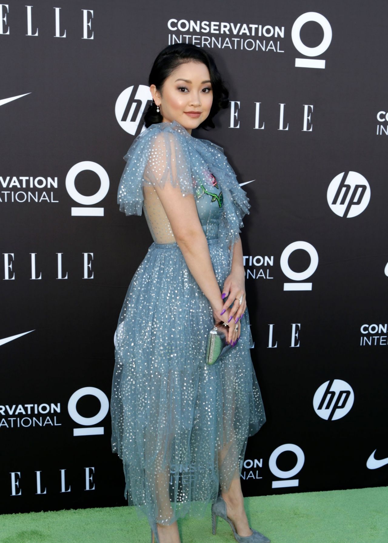 华裔女星拉娜·孔多尔一袭天蓝色长裙亮相活动,微胖身材显丰腴