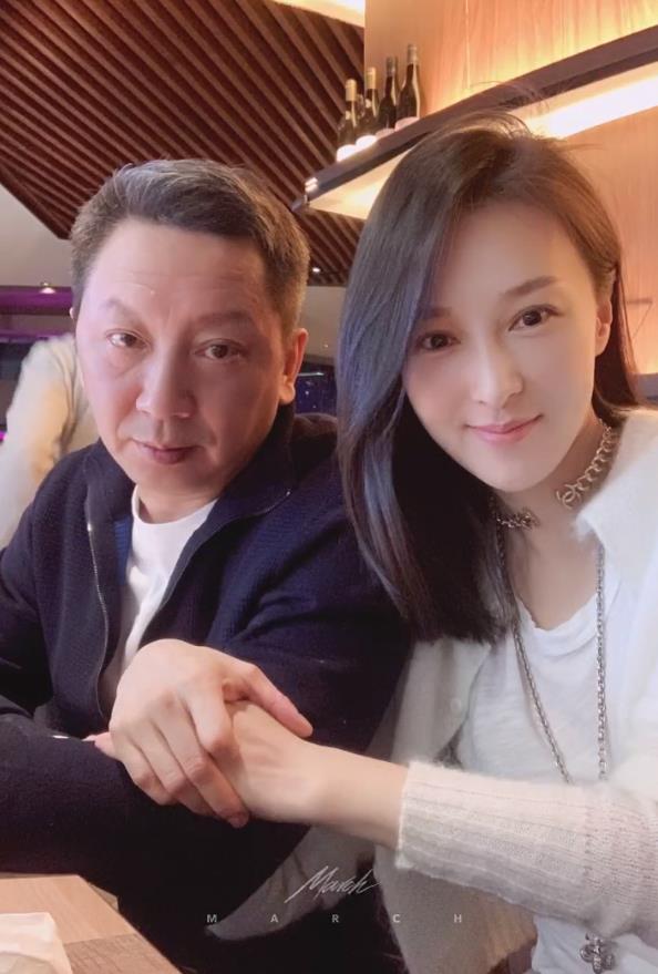 梦萍乐珈彤罕晒全家福手挽富豪老公甜蜜十足俩儿子超帅气