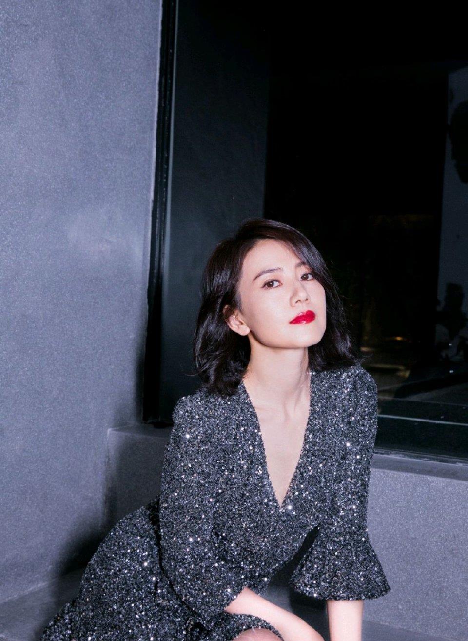 高圆圆时尚品味真了不得一袭v领亮片连衣裙优雅高级精致时髦