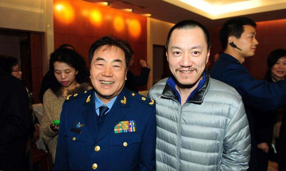 雪村父亲担任其新电影艺术总监简历曝光闪爆钛合金双眼