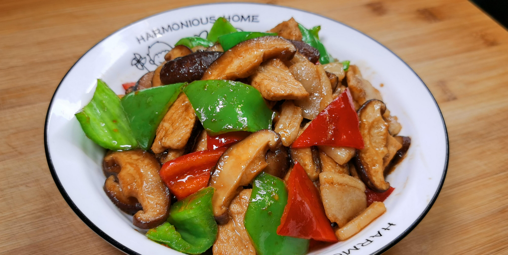 香菇炒肉特别费米饭的一道家常菜鲜香味美拿大鱼大肉都不换