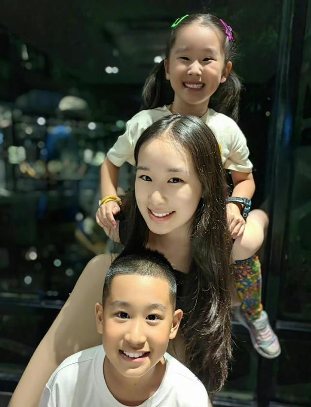 满屏大长腿赵文卓晒一家五口背影15岁女儿身材比母亲还纤细