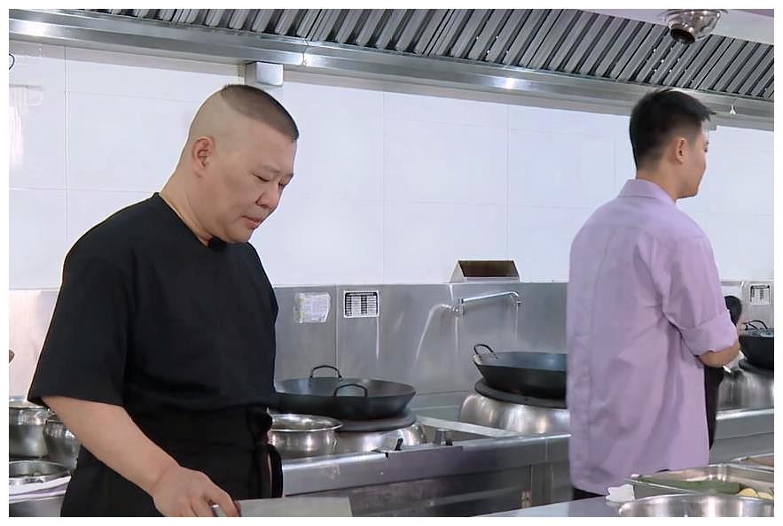 德云社团综郭德纲大秀厨艺,做的菜巨咸无比,却让徒弟们差点落泪