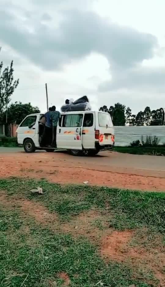 非洲的公共汽车看到这样的场景有多少人和我一样都不敢坐了