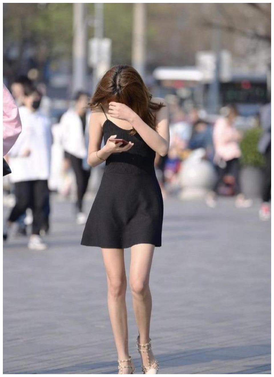 黑色牛仔短裤,搭配一双黑色一字带粗跟凉鞋,简约大方