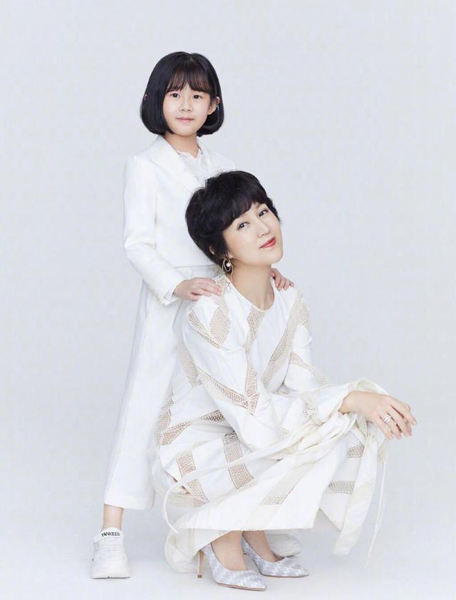 鲍蕾亲子装时尚大片亮相,和女儿们甜蜜互动,服装特别减龄