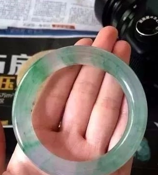 翡翠用温水泡吗(翡翠用温水泡吗还是凉水)