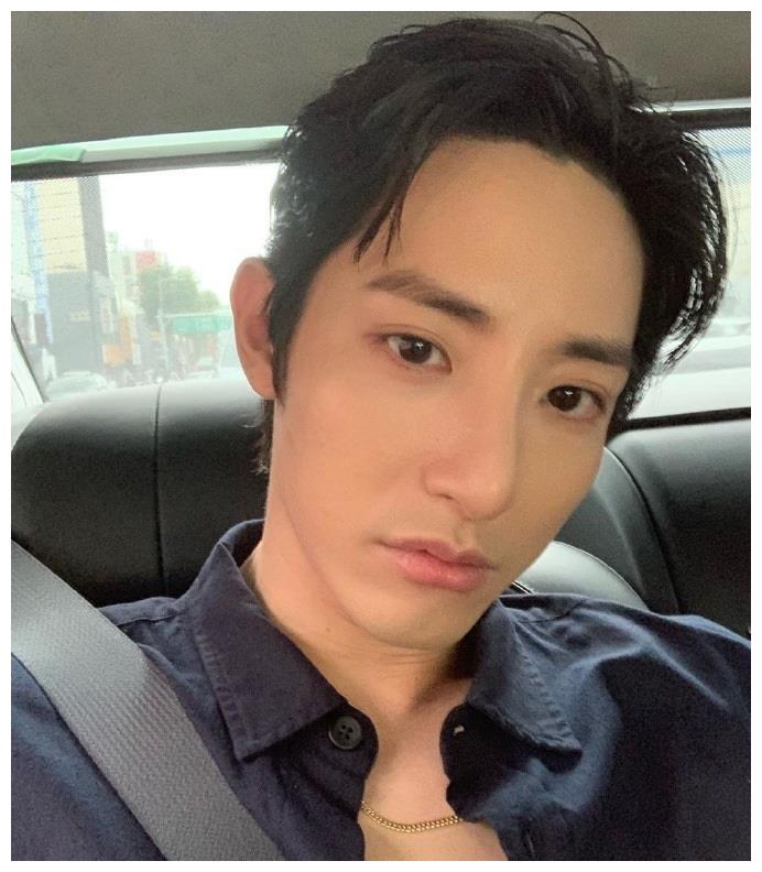 李洙赫ins更新霸道总裁范这哥是不是又瘦了看来是有认真健身