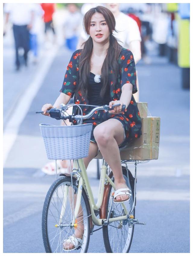 金子涵身材发福遭质疑,站姐被骂关站:艺人只能活在精修图里?