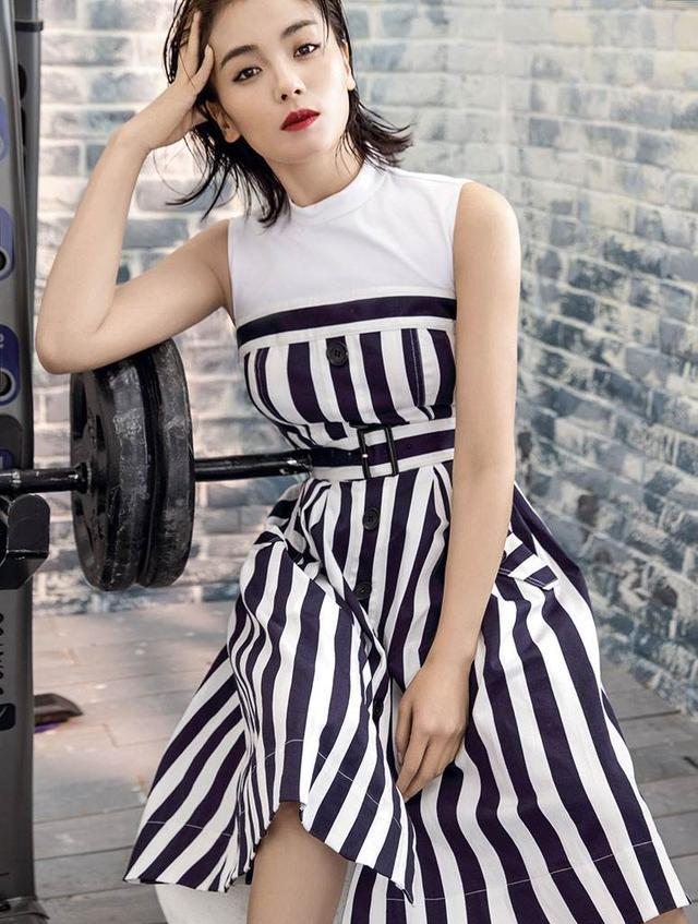 女人过了40岁要少穿打底裤,瞧刘涛这样穿,时髦优雅又显气质休闲区蓝鸢梦想 - Www.slyday.coM 女人过了40岁要少穿打底裤,瞧刘涛这样穿,时髦优雅又显气质休闲区蓝鸢梦想 - Www.slyday.coM