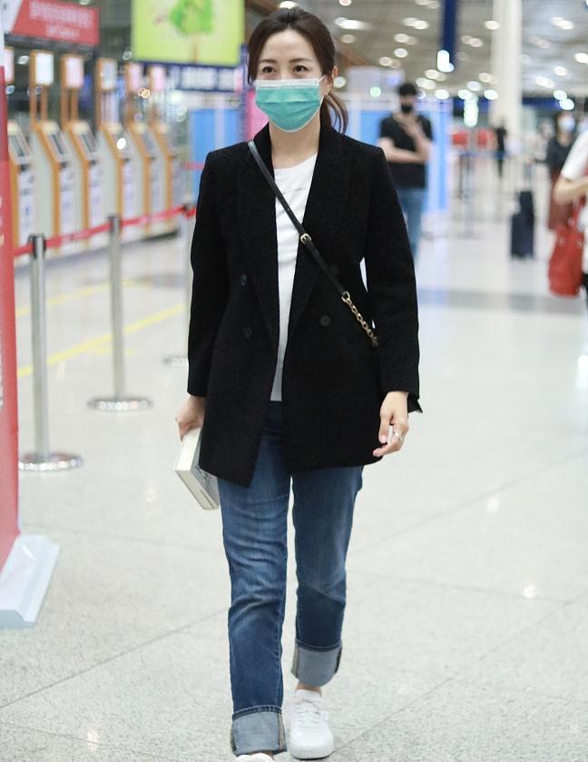 杨童舒街拍:黑色西装内搭白t恤卷边牛仔裤puma小白鞋熟女魅力