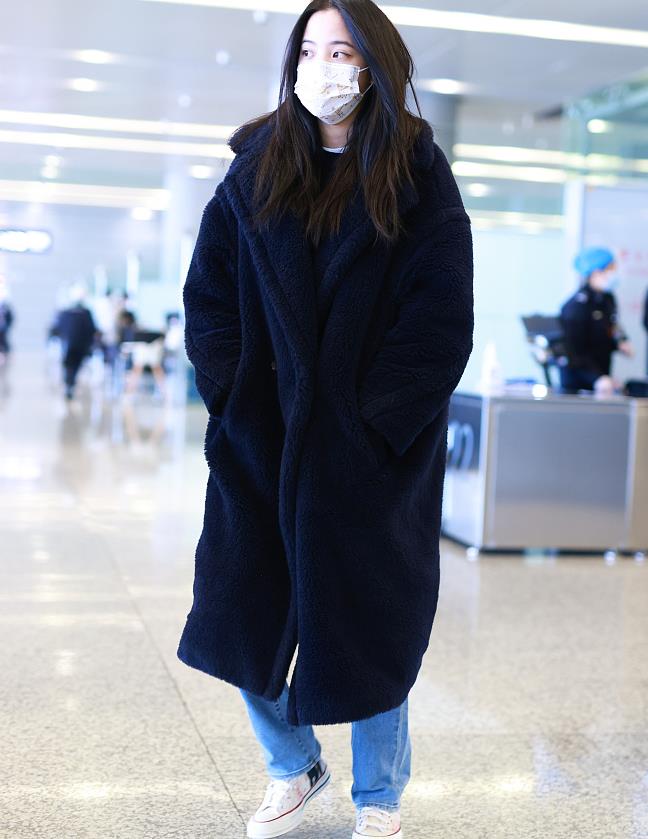 欧阳娜娜街拍:max mara泰迪熊大衣搭牛仔裤保暖