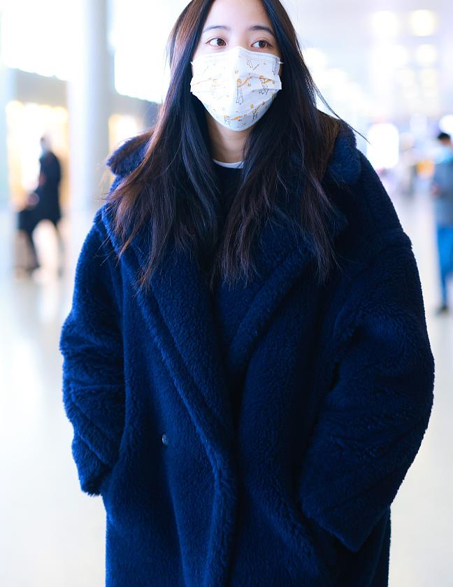 欧阳娜娜街拍:max mara泰迪熊大衣搭牛仔裤保暖