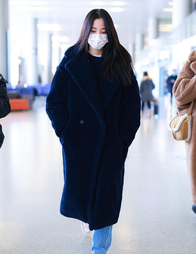 欧阳娜娜街拍:max mara泰迪熊大衣搭牛仔裤保暖