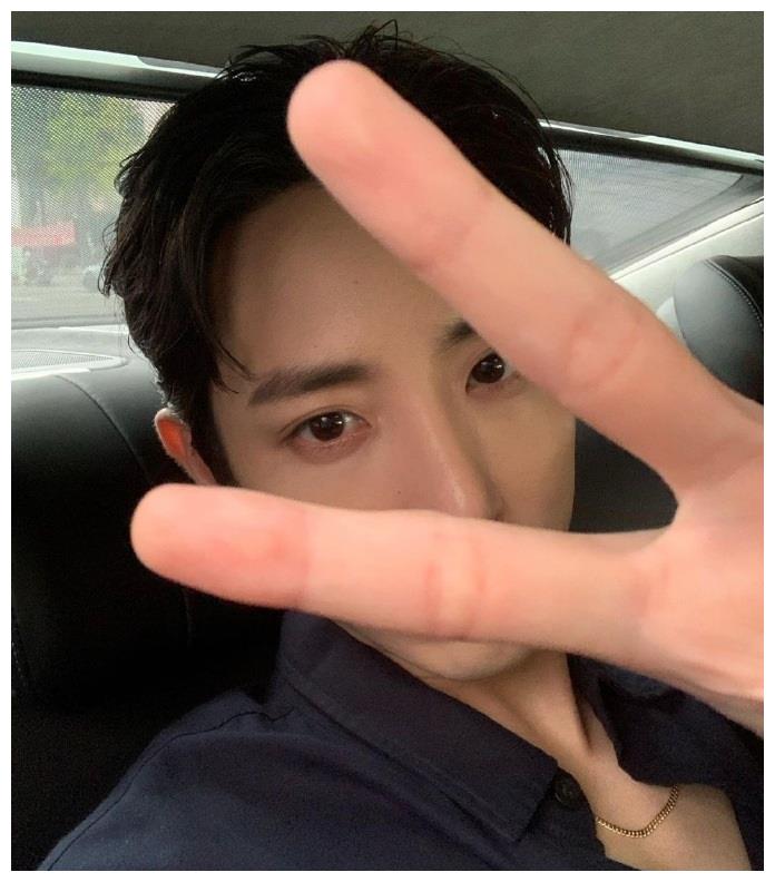 李洙赫ins更新霸道总裁范这哥是不是又瘦了看来是有认真健身