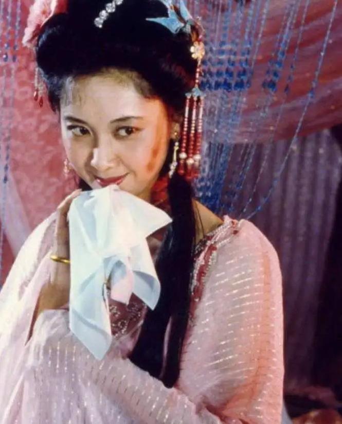 “女儿国国王”朱琳韵味犹存，穿简约套装精神好，看不出快七十岁