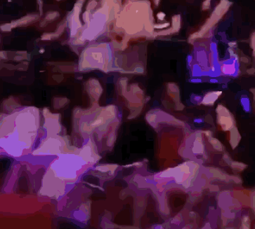 王思聪深夜现身夜店,美女环绕左拥右抱,被拉手碰腿却闷闷不乐_高清