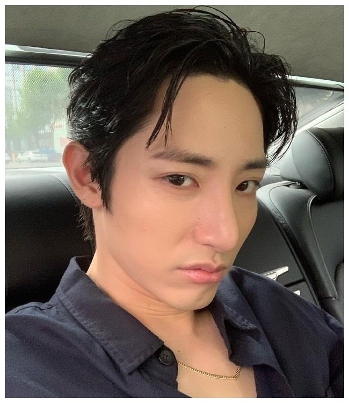 李洙赫ins更新霸道总裁范这哥是不是又瘦了看来是有认真健身