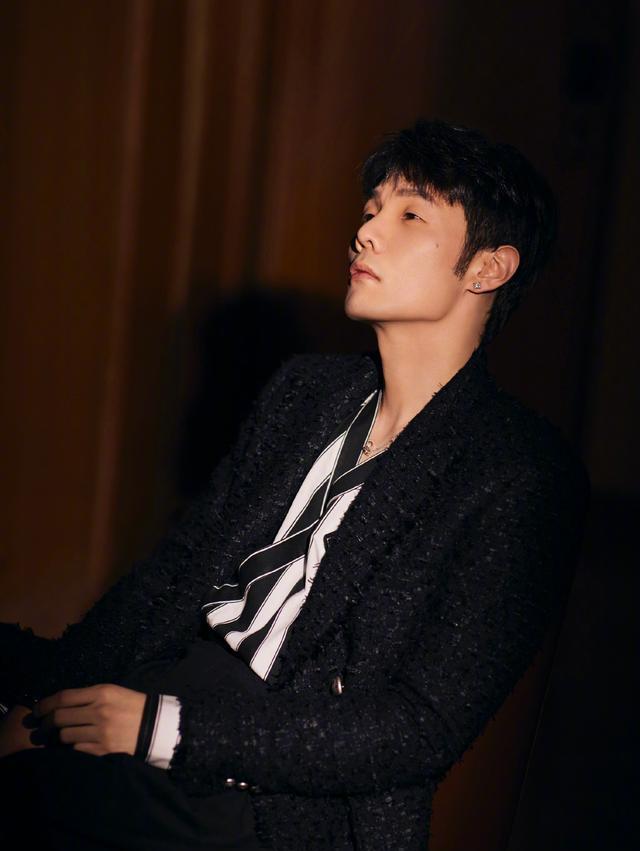 另一边杨丞琳则在轮番参加综艺节目,从《乘风破浪的姐姐》到《心动的