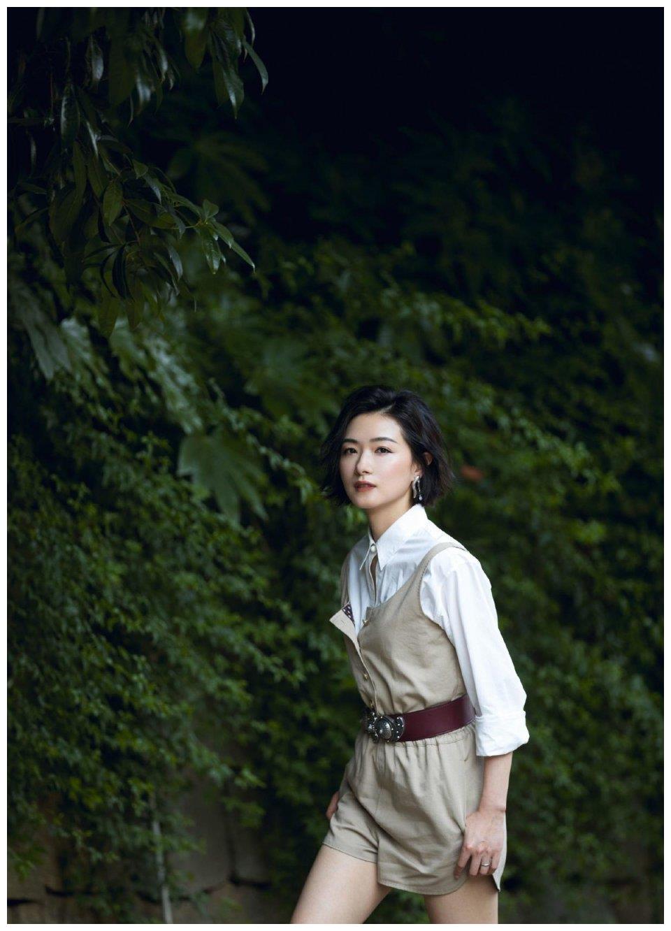 像万茜的这身造型,明明可以单穿连体裤更显性感风情,偏偏搭了一件白