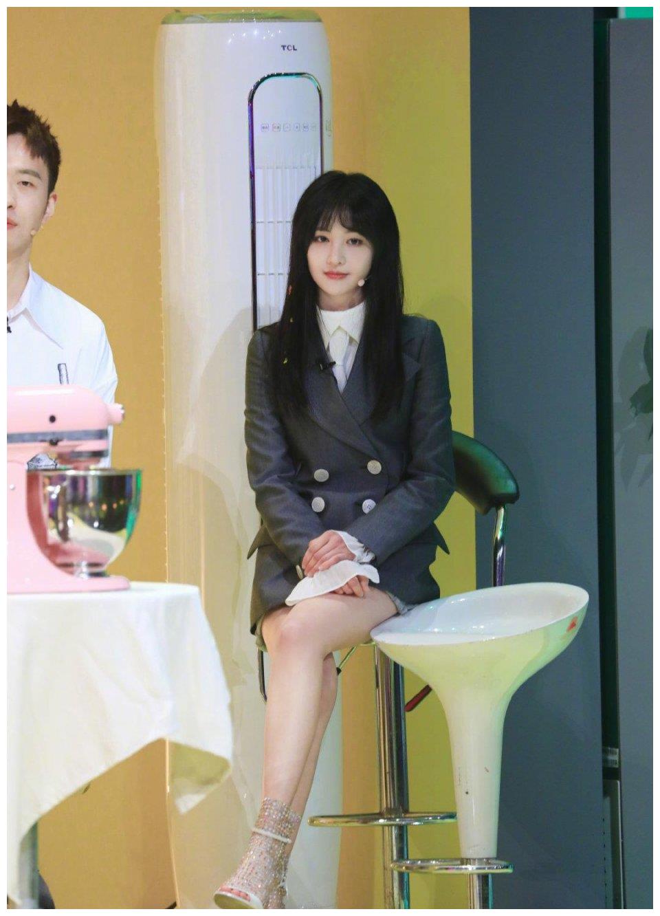 郑爽最华丽造型曝光!穿碎钻高跟鞋配帅气西装,满脚钻石真奢华