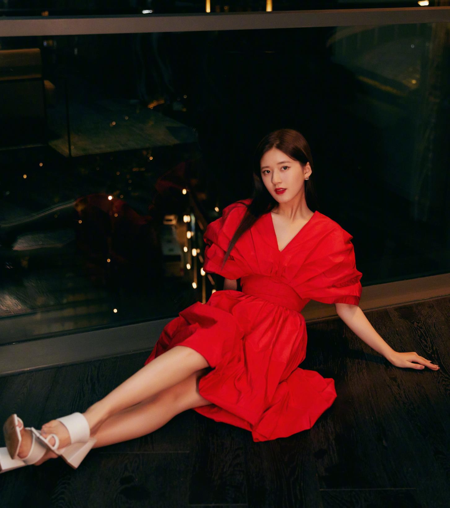 赵露思一改往日清新风格身穿正红色连衣裙