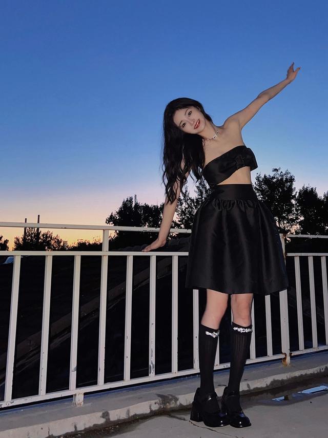 周洁琼黑色超短裙露脐装,美丽可人!__财经头条
