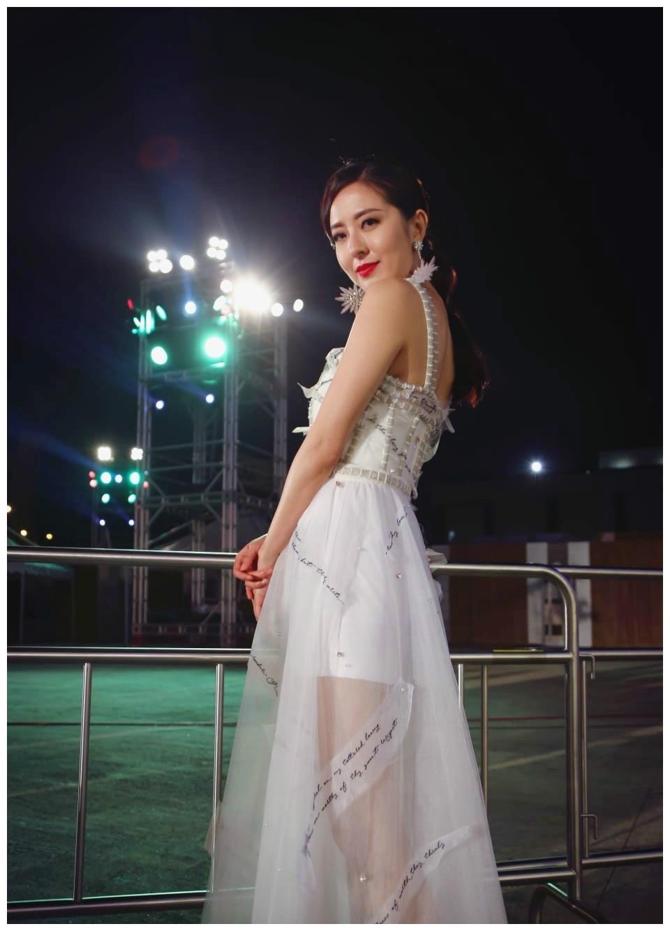 38岁唐诗咏露肩礼服配长发气质又少女!露脐装配短裙,身材太抢镜