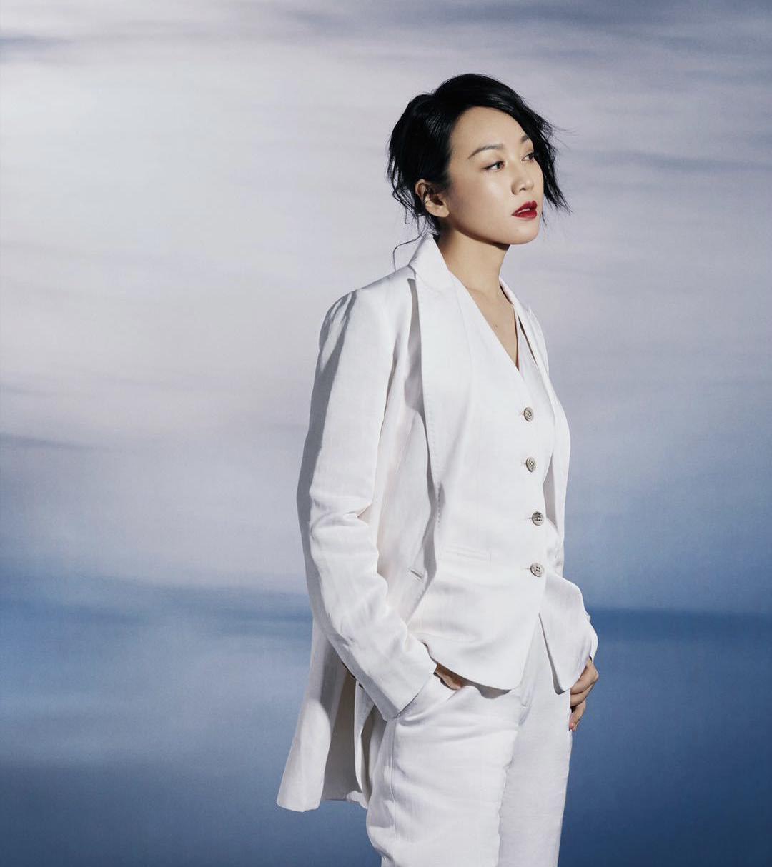 闫妮难得秀女人味蓝色轻纱长裙温柔清新49岁惊艳全场