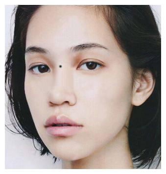 山根有痣这个位置长痣的女性朋友,性格善良,积极,开朗.