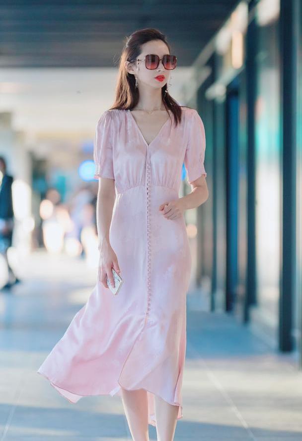 粉色连衣裙配粉色莫勒鞋子,美女们选择粉色系搭配,淑女味十足