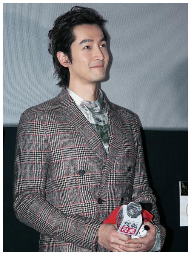 37岁的胡歌185身高穿西装变160小矮人,长卷发似犀利哥
