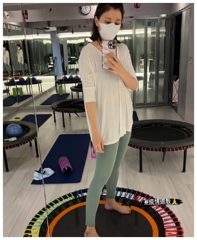 贾静雯罕见晒健身照,穿紧身裤秀空中倒立,47岁身材纤瘦状态佳__财经