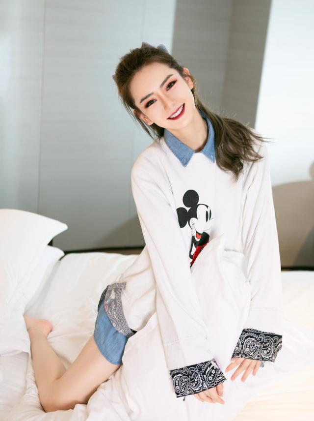 戚薇太会穿，白色上衣配蓝色牛仔衬衫，既俏皮又有东方女性的韵味休闲区蓝鸢梦想 - Www.slyday.coM