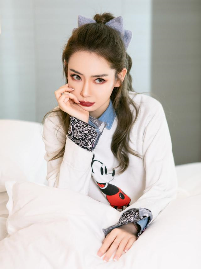 戚薇太会穿，白色上衣配蓝色牛仔衬衫，既俏皮又有东方女性的韵味休闲区蓝鸢梦想 - Www.slyday.coM