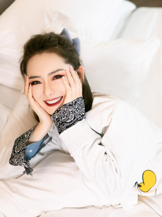 戚薇太会穿，白色上衣配蓝色牛仔衬衫，既俏皮又有东方女性的韵味休闲区蓝鸢梦想 - Www.slyday.coM