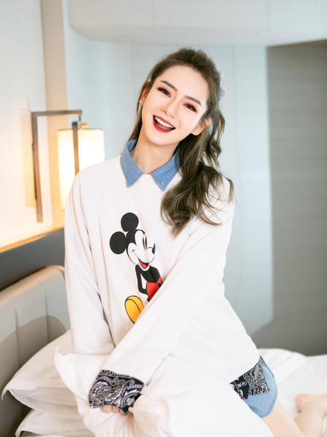 戚薇太会穿，白色上衣配蓝色牛仔衬衫，既俏皮又有东方女性的韵味休闲区蓝鸢梦想 - Www.slyday.coM