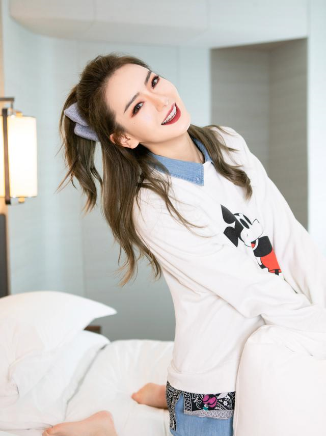 戚薇太会穿，白色上衣配蓝色牛仔衬衫，既俏皮又有东方女性的韵味休闲区蓝鸢梦想 - Www.slyday.coM