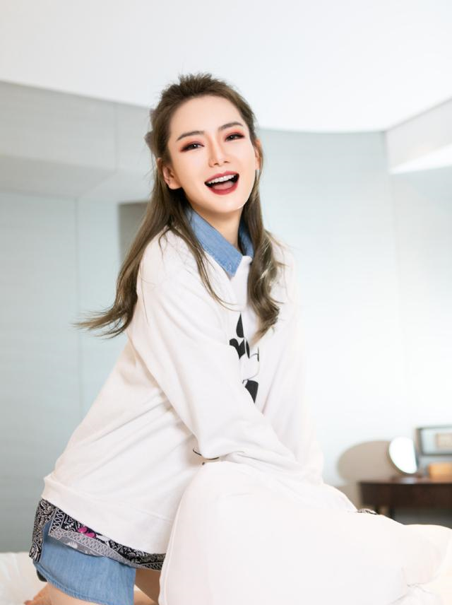 戚薇太会穿，白色上衣配蓝色牛仔衬衫，既俏皮又有东方女性的韵味休闲区蓝鸢梦想 - Www.slyday.coM